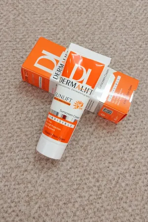 کرم ضدآفتاب بی‌رنگ درمالیفت مدل SPF50، مناسب پوست‌های چرب، حجم 40 میلی‌لیتر