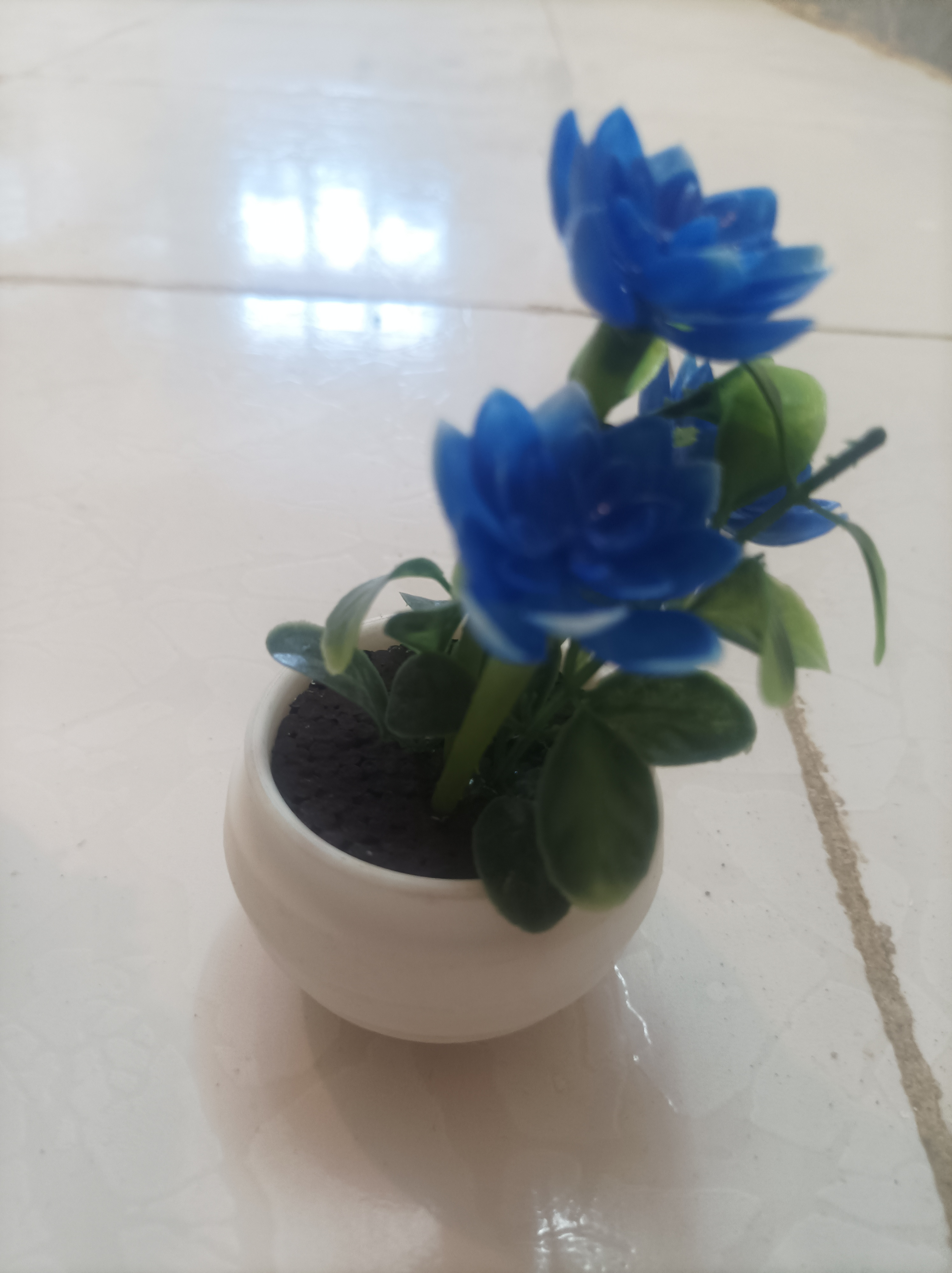 گلدان مدل v1 به همراه گل مصنوعی
