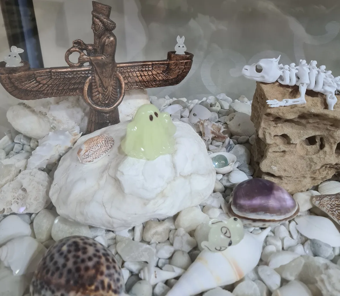 مجسمه رزینی مدل روح شبتاب