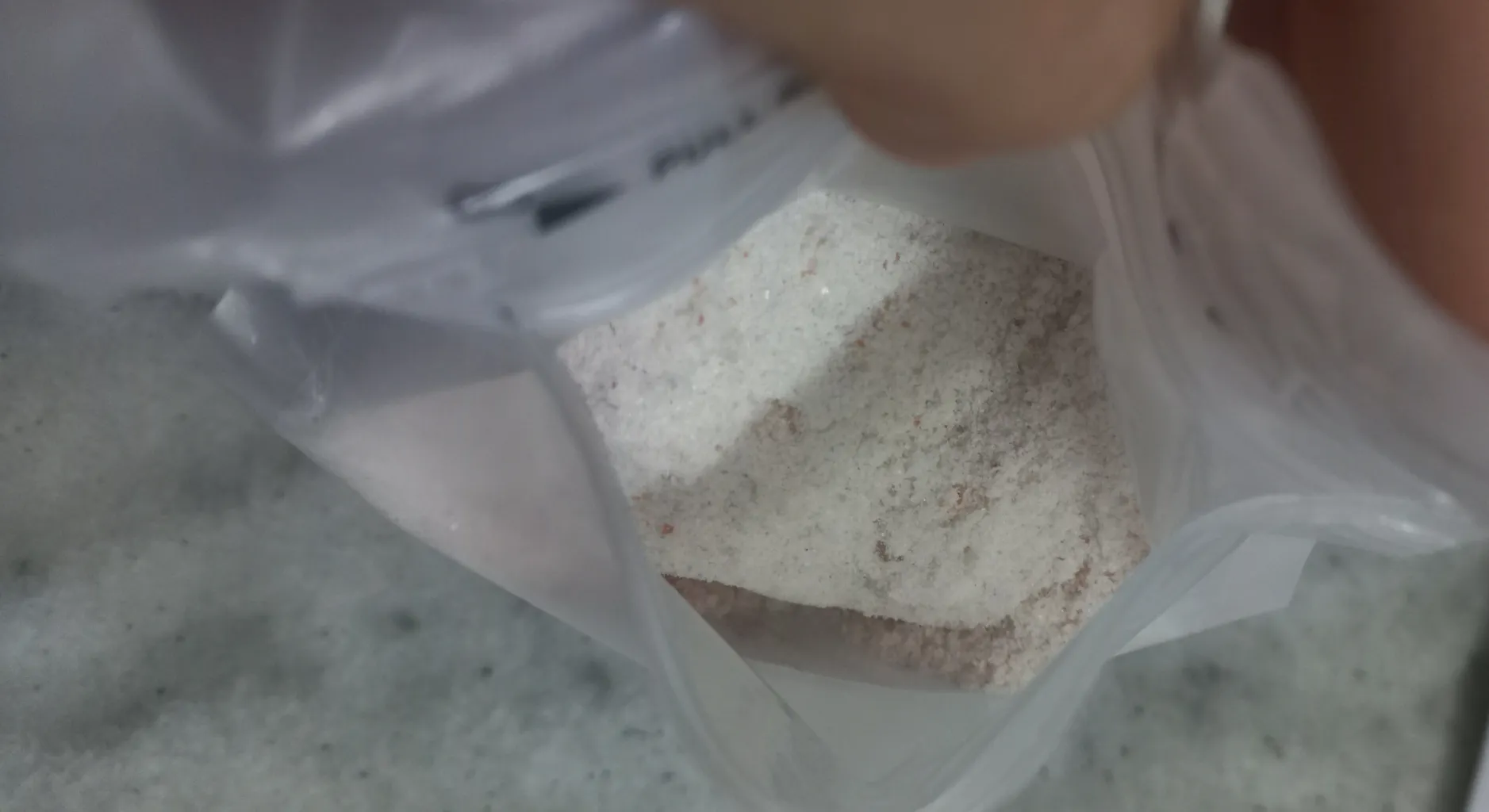 نمک صورتی هیمالیا نمکدانی رزگلد - 1000 گرم