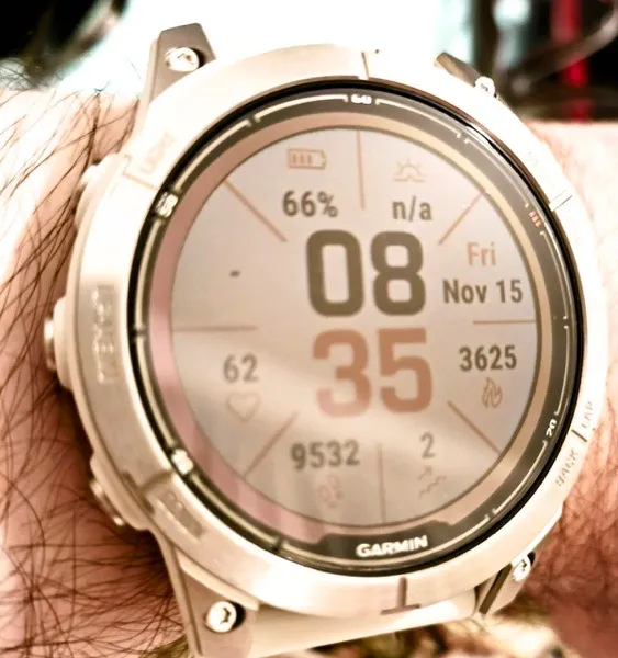 ساعت هوشمند گارمین مدل Fenix 7 pro Sapphire Solar دارای قابلیت های کنترل موسیقی (Music Player)، کنترل سطح اکسیژن خون، ضد آب، صفحه نمایش لمسی بند سیلیکون