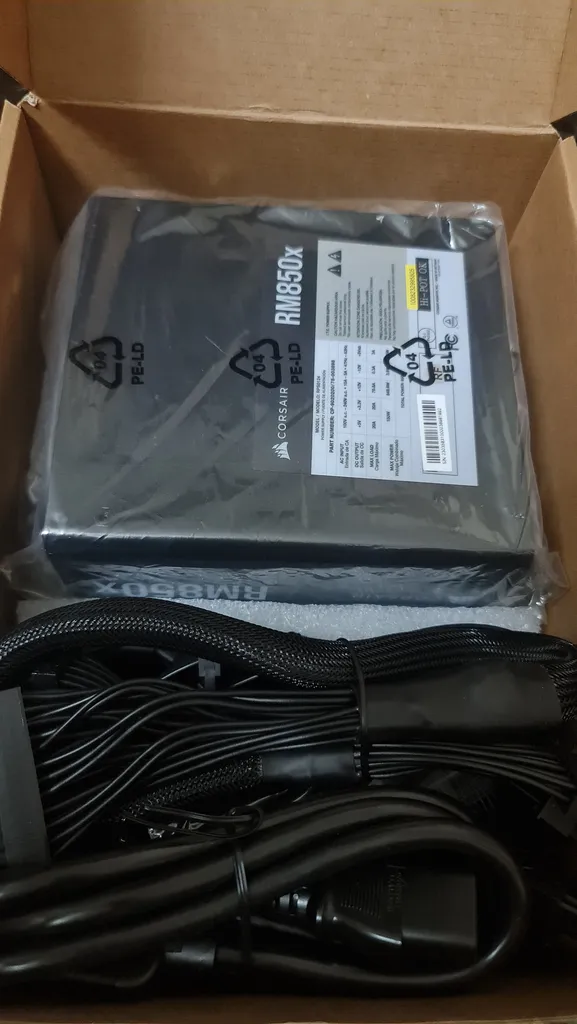 منبع تغذیه کامپیوتر کورسیر مدل Rm850e 850w