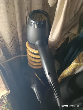 سشوار حرفه‌ای براون مدل BR-1009، موتور AC با توان مصرفی 9000 وات، دارای قابلیت تعویض سری، باد سرد، عملکرد توربو، دارای حلقه آویختن، با حالت صاف‌کننده و حجم‌دهنده، وزن 650 گرم، تنظیم حرارت 3 حالته و کنترل سرعت 2 حالته، به همراه سری متمرکزکننده