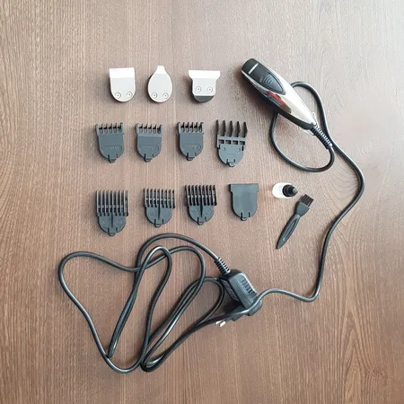 ماشین اصلاح موی سر و صورت و بدن جیمی مدل GM-830، اصلاح به صورت خط زن، قابلیت تنظیم سرعت، منبع انرژی با آداپتور برق، تکنولوژی اصلاح به صورت برش مستقیم، اندازه اصلاح 0.2 میلی‌متر، به‌همراه برس تمیزکننده