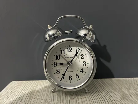 ساعت رومیزی مدل فلزی زنگ دار کد 001