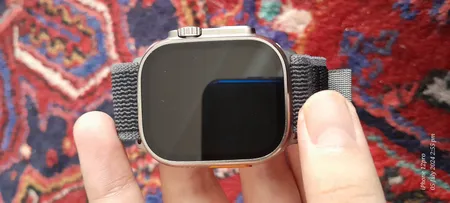 ساعت هوشمند مدل HK9 ULTRA 2 MAX دارای قابلیت های صفحه نمایش رنگی، صفحه نمایش لمسی، کنترل موسیقی (Music Player)، کنترل سطح اکسیژن خون، قابلیت مکالمه از طریق بلوتوث، پشتیبانی از زبان فارسی در منو و سیستم‌عامل بند سیلیکون