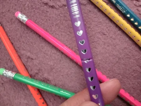 مداد مشکی مدل پاکن دار طرح سه گوش بسته 6 عددی