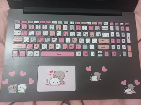 استیکر لپ تاپ مدل cute cat 03 مناسب برای لپ تاپ 15 تا 17 اینچ به همراه برچسب حروف فارسی کیبورد