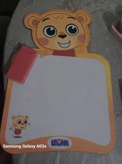 تخته وایت برد انتشارات شادزی مدل لئو سایز 42x27 سانتی متر به همراه ماژیک و تخته پاک کن مجموعه سه عددی