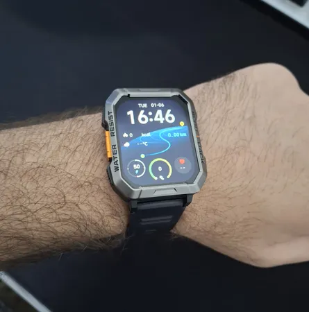 ساعت هوشمند بلک ویو مدل W60 دارای قابلیت‌ های صفحه نمایش رنگی، صفحه نمایش لمسی، کنترل ضربان قلب، بند سیلیکون