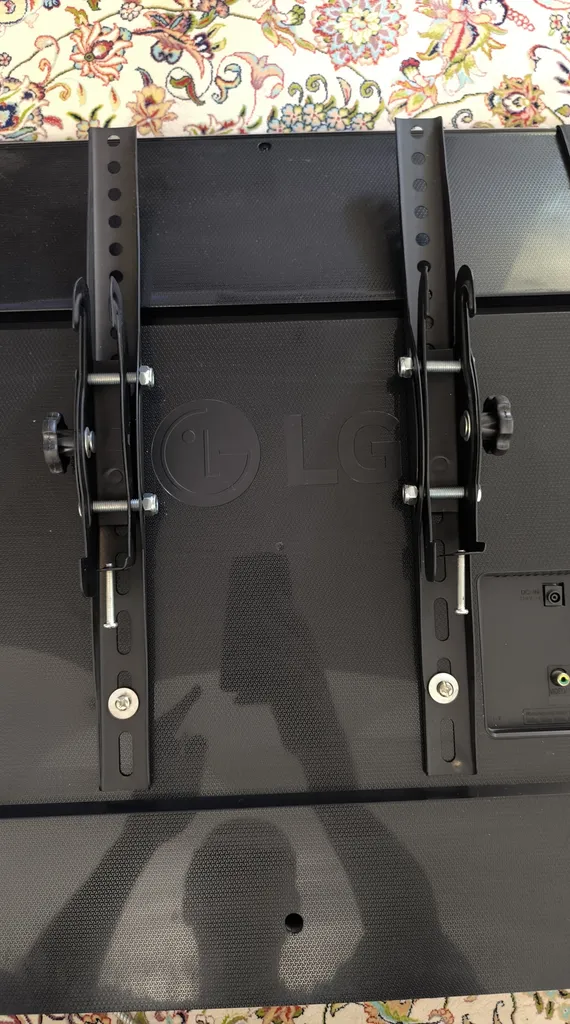 پایه دیواری تلویزیون سرافراز مدل براکت کد f7 مناسب برای تلویزیون های 40 تا 55 اینچ