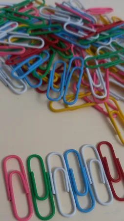 گیره کاغذ رایدین مدل رنگی سایز 28-33میلی متر - بسته 100 عددی