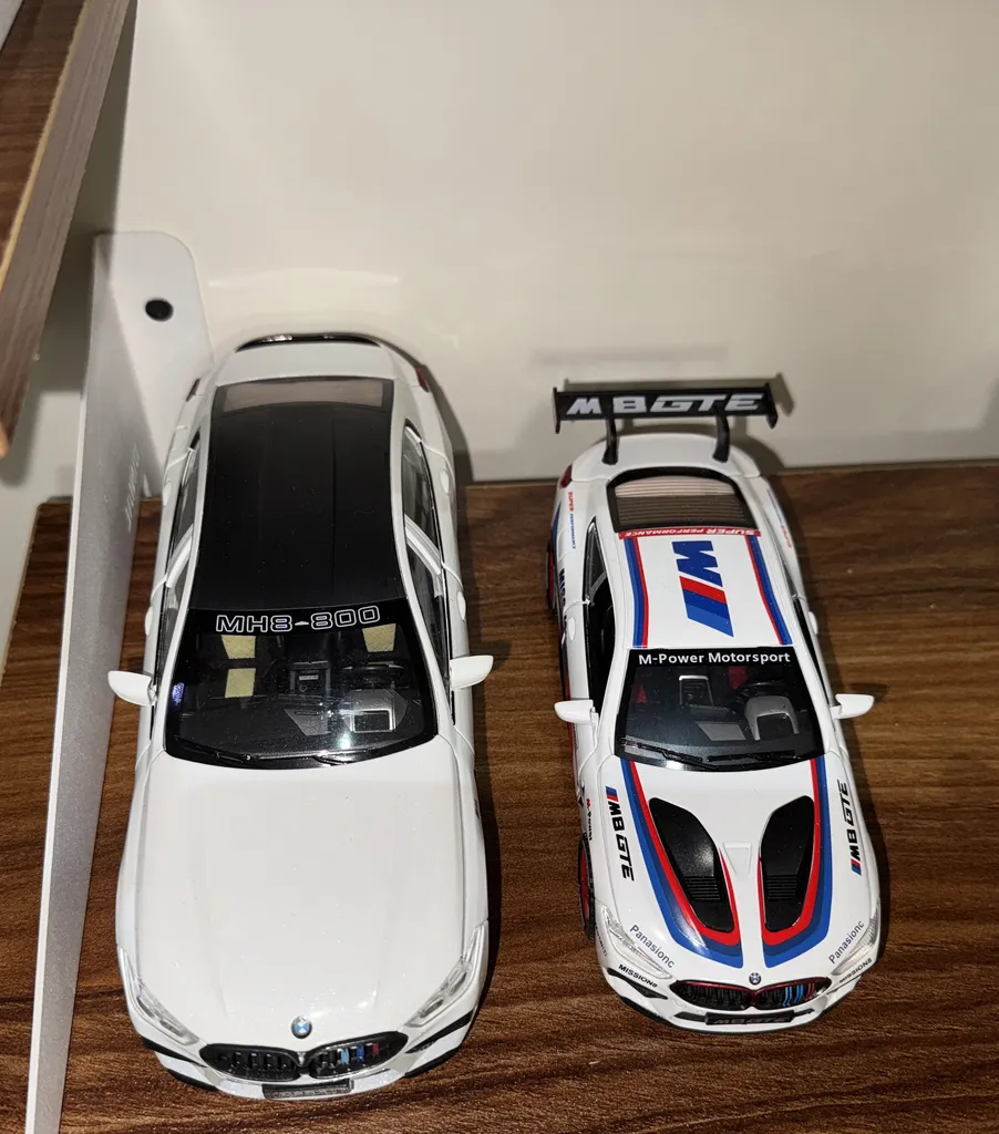 ماکت ماشین ناب سل مدل بی ام و ام 8 فلزی چراغدار BMW M8 GT همراه با جاسوییچی