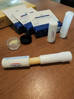 بالم مرطوب کننده و ترمیم کننده لب آردن آتوپیا مدل Dry Relief وزن 4.5 گرم