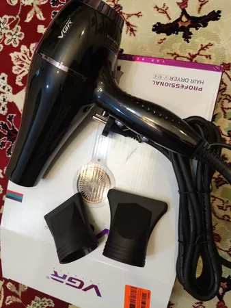 سشوار حرفه‌ای وی جی ار مدل V-414، موتور AC با توان مصرفی 2200 وات، دارای فناوری تولید یون، دارای حلقه آویختن، با حالت صاف‌کننده و حجم‌دهنده، وزن 802 گرم، تنظیم حرارت 3 حالته و کنترل سرعت 2 حالته، به همراه 3 عدد سری متمرکزکننده
