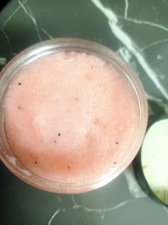 اسکراب لایه بردار پوست ترتیو مدل توت فرنگی شی باتر وزن 320 گرم