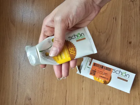 کرم ضد آفتاب رنگی شون، 50 SPF، مدل Herbal Origin، مناسب پوست خشک تا نرمال تنالیته رنگ متوسط و حجم 50 میلی‌لیتر، محافظت کننده در برابر اشعه UVA، UVB، IR، بافت سبک و فاقد چربی، بدون ایجاد سفیدی، آبرسان، ضد التهاب و قرمزی، نرم کننده، با ماندگاری 2 ساعته