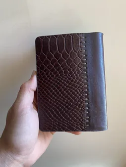 جلد مدارک رویال چرم طرح کروکودیل مدل M54-DarkBrown