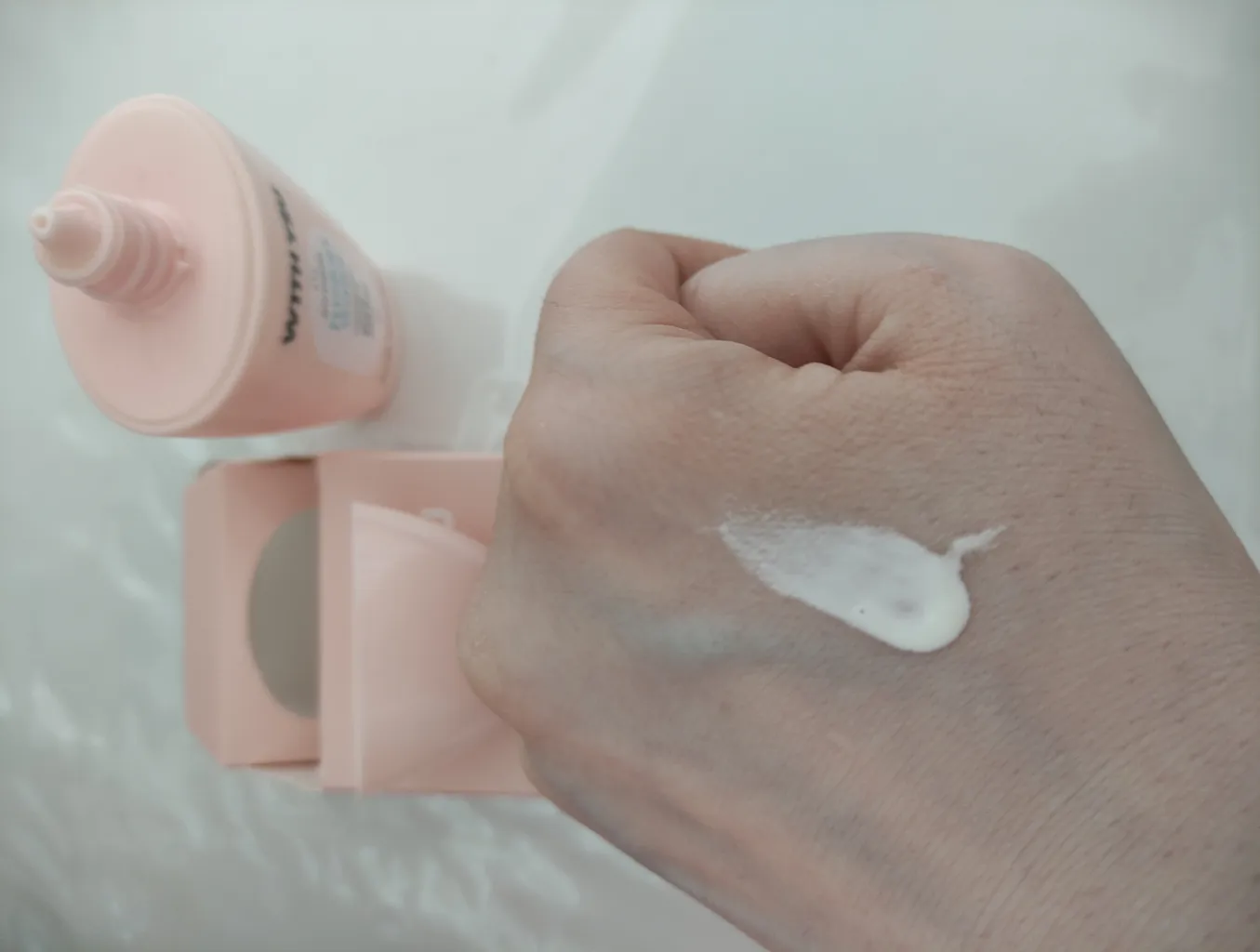 فلوئید ضد آفتاب بدون رنگ ویت یو spf50 مدل فیوژن محافظ UVA،UVB مناسب برای انواع پوست حجم 60 میلی لیتر