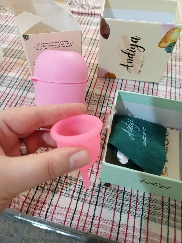 کاپ قاعدگی آندیا مدل 001 سایز کوچک به همراه لیوان کاپ قاعدگی آندیا مدل Alpha
