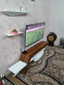 میز تلویزيون راهپود مدل آفتابگردان به همراه طبقه دیواری