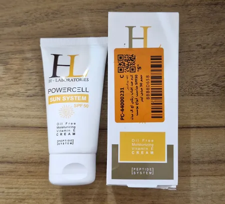 کرم ضدآفتاب رنگی اچ ال مدل SPF50 مناسب انواع پوست، حجم 50 میلی‌لیتر