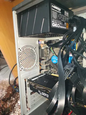 منبع تغذیه کامپیوتر گرین مدل GP700A-GED