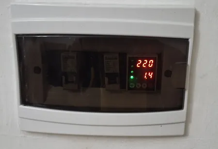 محافظ ولتاژ 63 آمپر رویال مدل 2P63A