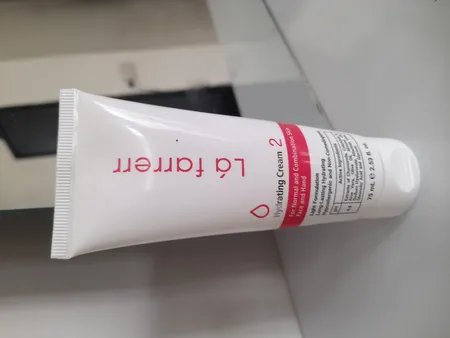 کرم مرطوب‌کننده و آبرسان دست و صورت لافارر مدل 02 مناسب پوست‌های معمولی و مختلط حجم 75 میلی‌لیتر