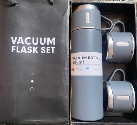 فلاسک مدل vacuum گنجایش 0.5 لیتر به همراه لیوان سفری بسته 3 عددی