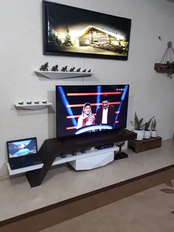 میز تلویزيون راهپود مدل آفتابگردان به همراه طبقه دیواری