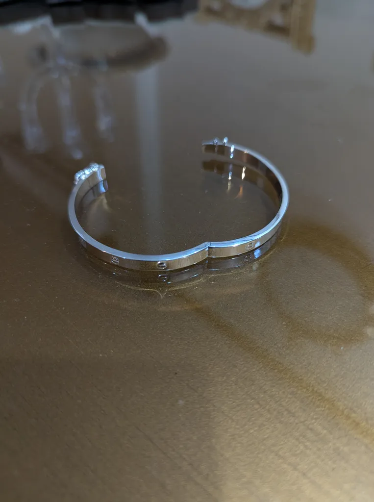 دستبند طلا 18 عیار زنانه ماوی گالری مدل لاو کارتیه صدف