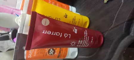 کرم ضدآفتاب و ضدلک رنگی لافارر مدل SPF40-Medium، مناسب پوست‌های خشک و معمولی، حجم 40 میلی‌لیتر