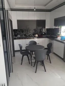 میز و صندلی ناهارخوری چهارنفره مدل ماهلین فایبرگلاس