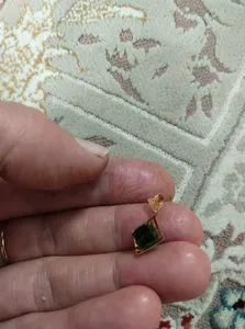 تجریه خرید آویز گردنبند طلا 18 عیار زنانه ناریا مدل مکعب رنگ سبز