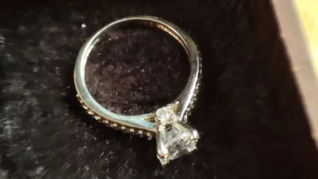 انگشتر نقره زنانه مدل سولیتر بغل سنگ