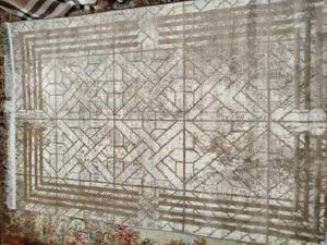 تجریه خرید فرش ماشینی 440 شانه دنیای فرش زمینه و حاشیه بژ مدل فانتزی کد 557