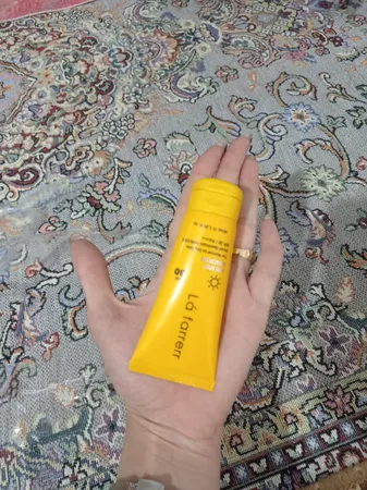کرم ضدآفتاب و ضدلک بی‌رنگ لافارر مدل SPF30، مناسب پوست‌های خشک و معمولی، حجم 40 میلی‌لیتر