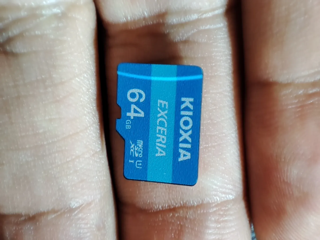 کارت حافظه‌ microSDHC کیوکسیا مدل Exceria کلاس 10 استاندارد UHS-I U1 سرعت 100MBps ظرفیت 64 گیگابایت به همراه آداپتور SD