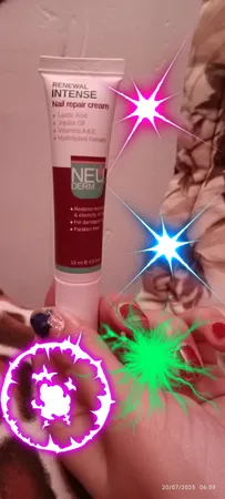 کرم تقویت کننده ناخن نئودرم سری Renewal مدل Intense حجم ۱۵ میلی لیتر