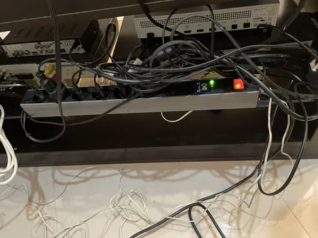 محافظ ولتاژ پارت الکتریک مدل PE5143