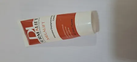 کرم روشن کننده صورت درمالیفت مدل Melalift مناسب انواع پوست حجم 40 میلی لیتر