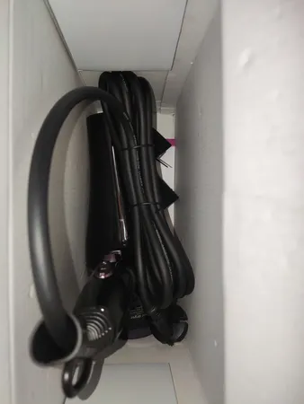 سشوار حرفه‌ای وی جی ار مدل V-414، موتور AC با توان مصرفی 2200 وات، دارای فناوری تولید یون، دارای حلقه آویختن، با حالت صاف‌کننده و حجم‌دهنده، وزن 802 گرم، تنظیم حرارت 3 حالته و کنترل سرعت 2 حالته، به همراه 3 عدد سری متمرکزکننده