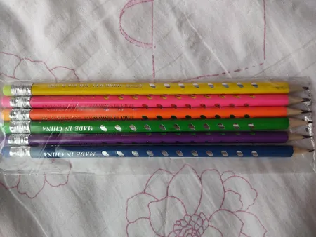 مداد مشکی مدل پاکن دار طرح سه گوش بسته 6 عددی