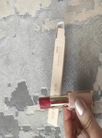 رژ لب جامد براق گه گه بیر مدل کریستالی رنگ ارغوانی شماره 03