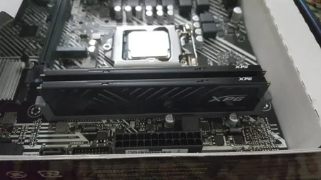 رم دسکتاپ DDR4 تک کاناله 3200 مگاهرتز CL16 ای دیتا ایکس پی جی مدل GAMMIX D35 ظرفیت 8 گیگابایت