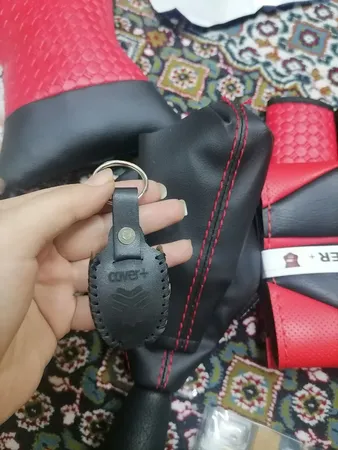 روکش فرمان کاور پلاس مدل PR-LUXE-RD به همراه سردنده وگردگیر و روکش ترمزدستی و کاور سویچ مناسب برای پراید