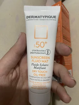 فلوئید ضدآفتاب بی‌رنگ درماتیپیک +SPF50 مدل SFM، مناسب پوست‌های چرب، حجم 50 میلی‌لیتر