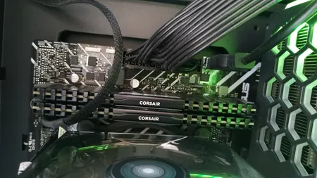 رم دسکتاپ DDR4 دو کاناله 3200 مگاهرتز CL16 کورسیر مدل Vengeance LPX ظرفیت 16 گیگابایت