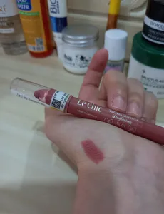 تجریه خرید رژ لب مدادی لچیک شماره 04